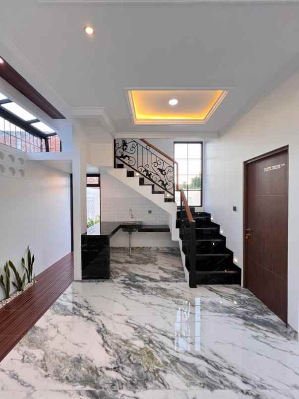 townhouse mewah dekat tol kukusan depok