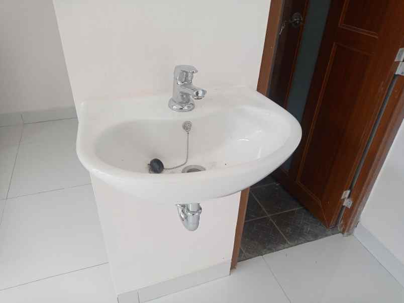 ahzavi rumah 2 lantai dekat gt jatiwarna