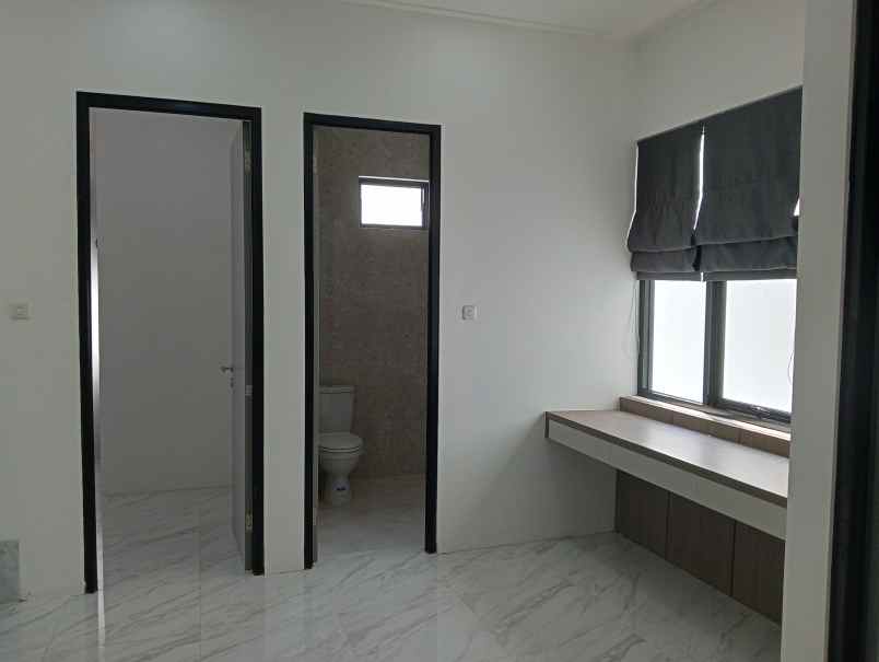 dijual cash rumah mewah 3 lantai di selatan jakarta