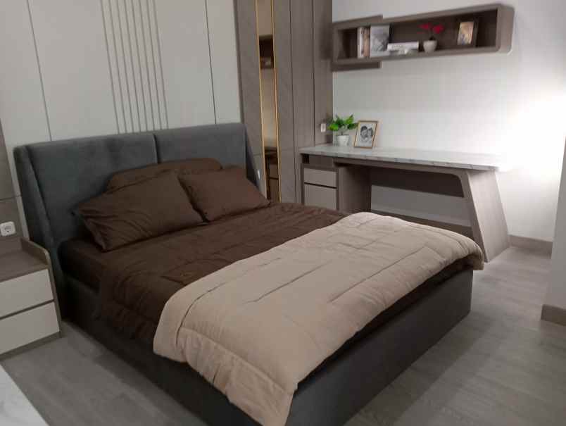 dijual cash rumah mewah 3 lantai di selatan jakarta