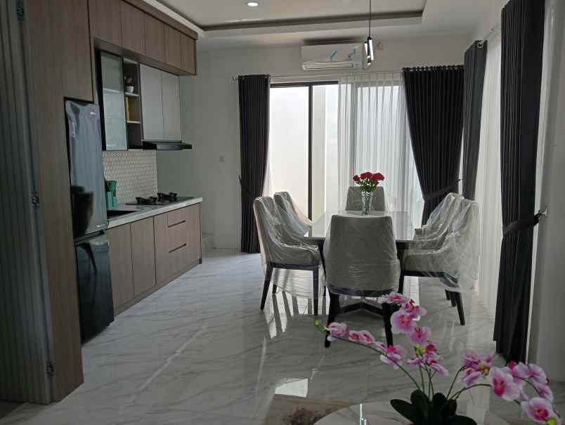 dijual cash rumah mewah 3 lantai di selatan jakarta