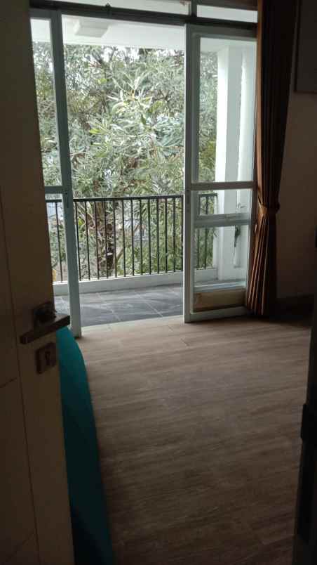 dijual rumah 2 lantai di metland transyogi