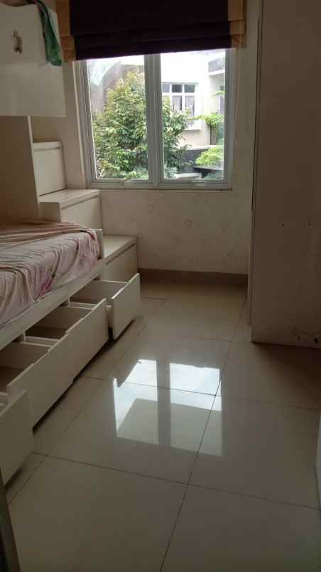 dijual rumah 2 lantai di metland transyogi