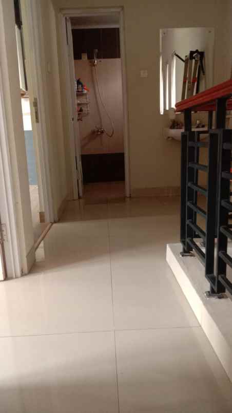 dijual rumah 2 lantai di metland transyogi