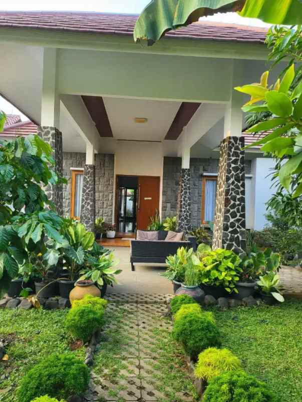 dijual rumah bambu apus