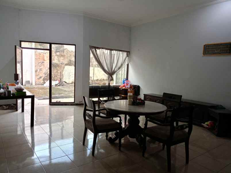 dijual rumah bangunan luas