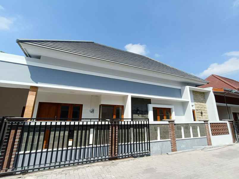 dijual rumah besi jangkang sleman