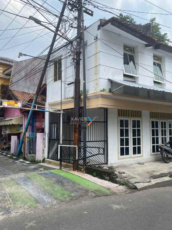 dijual rumah dan toko di jetis kulon terawat siap huni