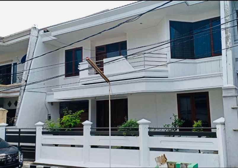 dijual rumah darmo baru barat
