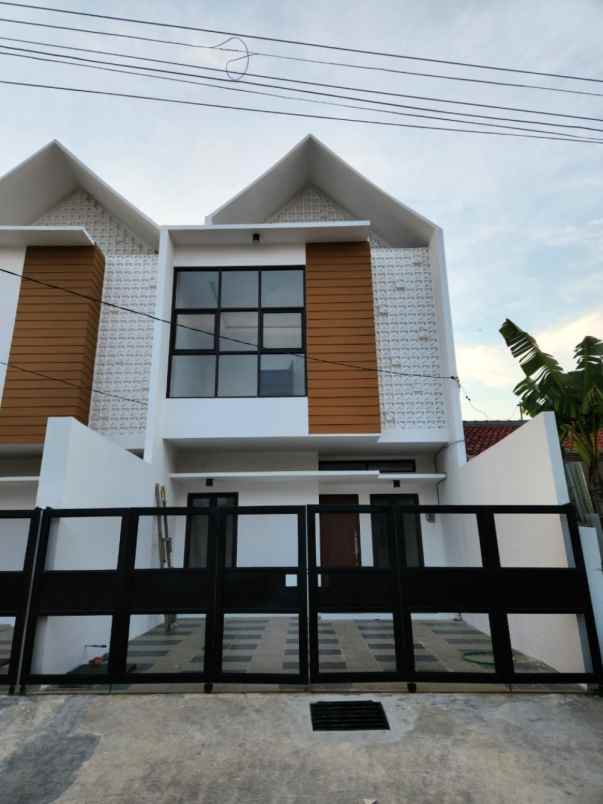 dijual rumah darmo harapan