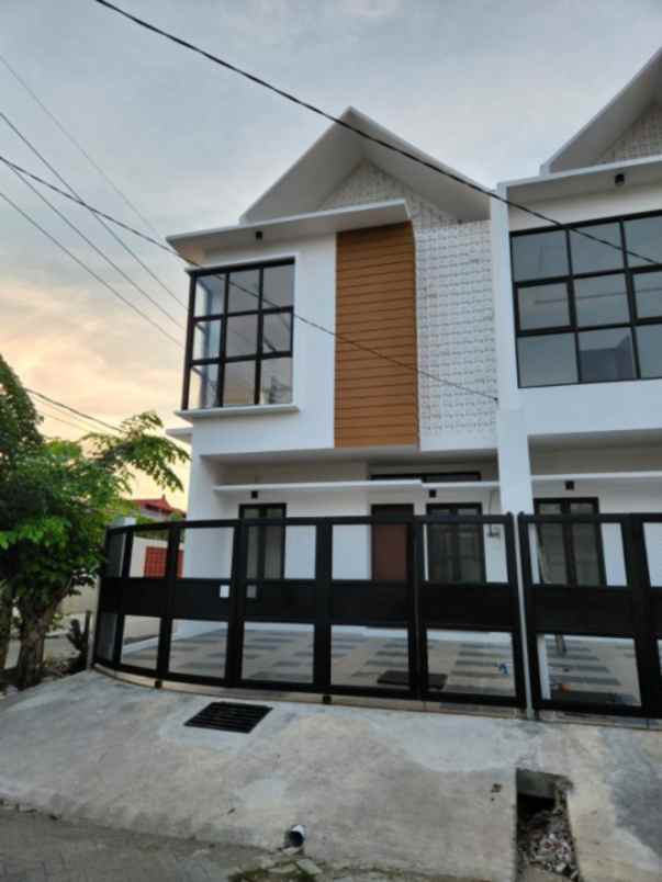 dijual rumah darmo permai