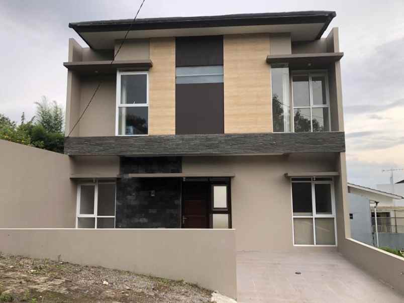 dijual rumah di golden hills