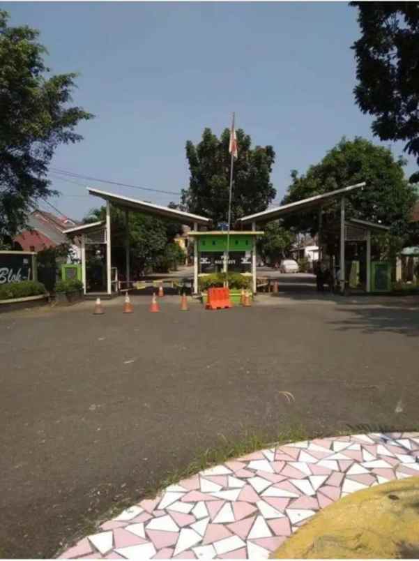 dijual rumah dukuh zamrud