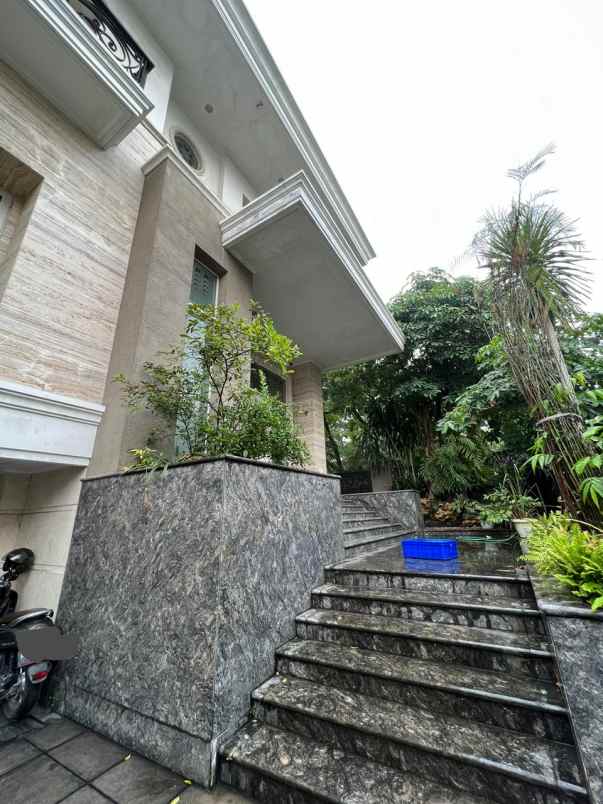 dijual rumah graha famili