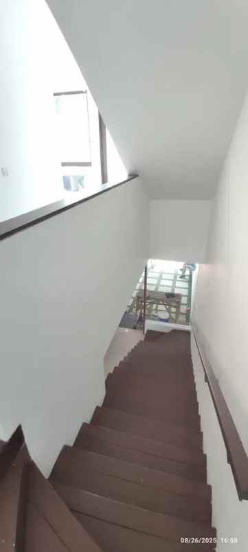 dijual rumah graha natura