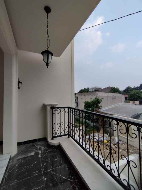 dijual rumah jalan boulevard gdc