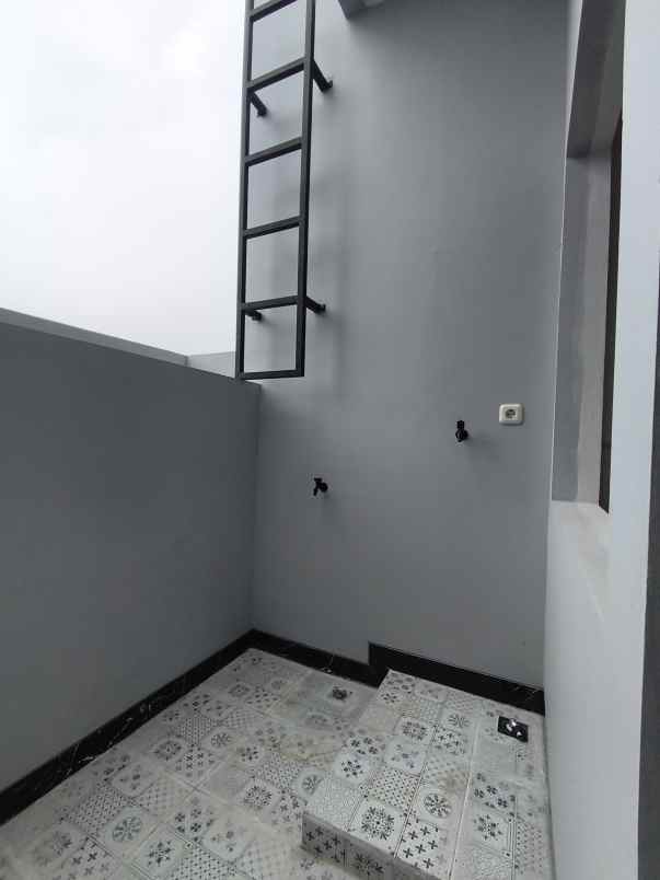 dijual rumah jalan boulevard gdc