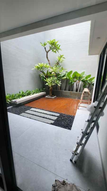 dijual rumah jalan graha famili