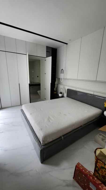 dijual rumah jalan graha famili