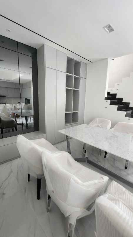 dijual rumah jalan graha famili