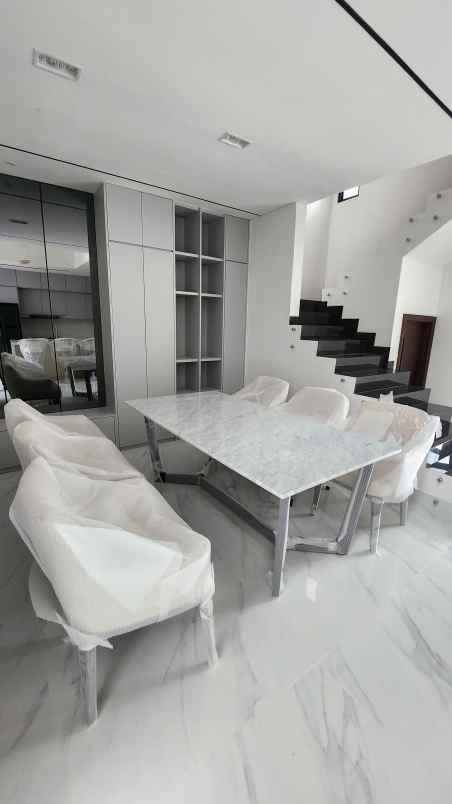 dijual rumah jalan graha famili