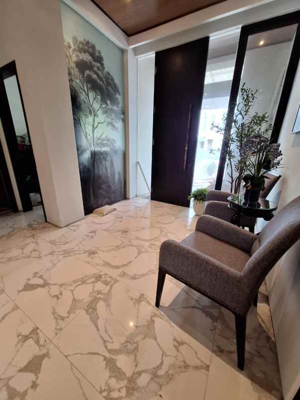 dijual rumah jalan pakuwon indah