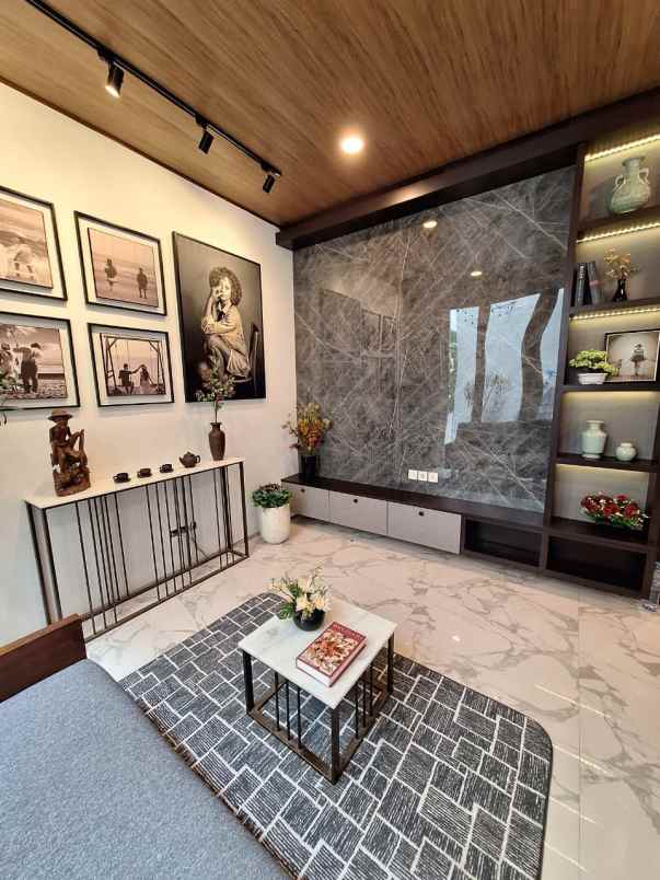 dijual rumah jalan pakuwon indah