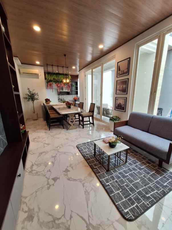 dijual rumah jalan pakuwon indah