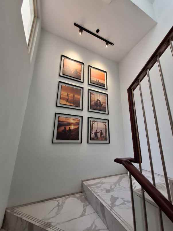 dijual rumah jalan pakuwon indah