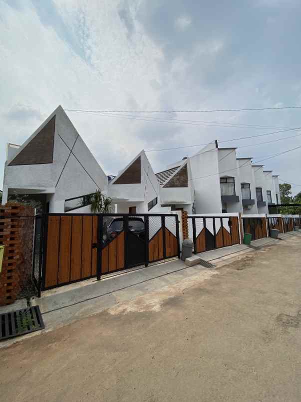 dijual rumah jalan pesona utama