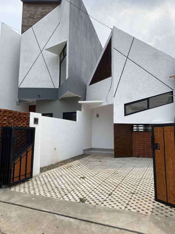 dijual rumah jalan pesona utama