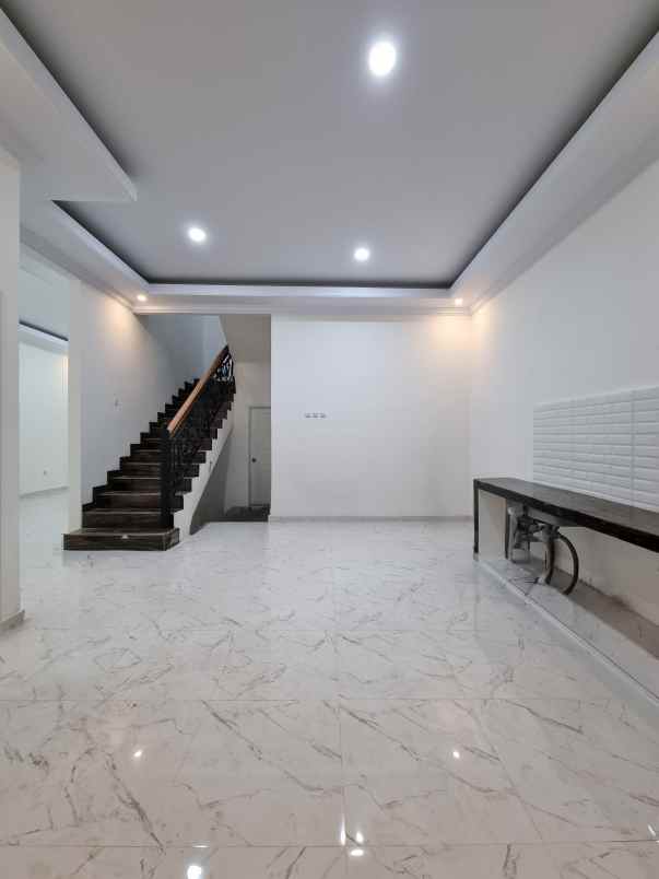 dijual rumah jalan raya depok