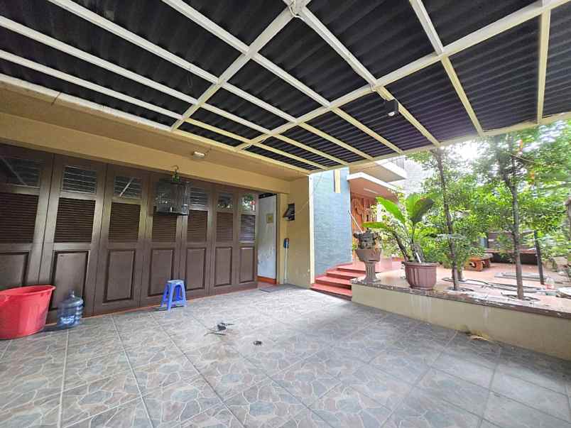 dijual rumah jalan raya heliconia kota