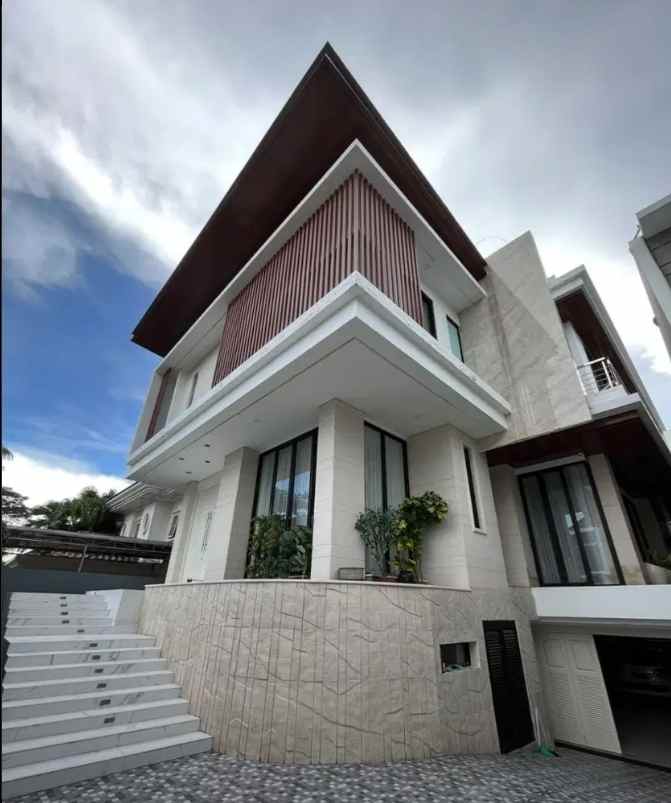 dijual rumah jalan south emerald mansion