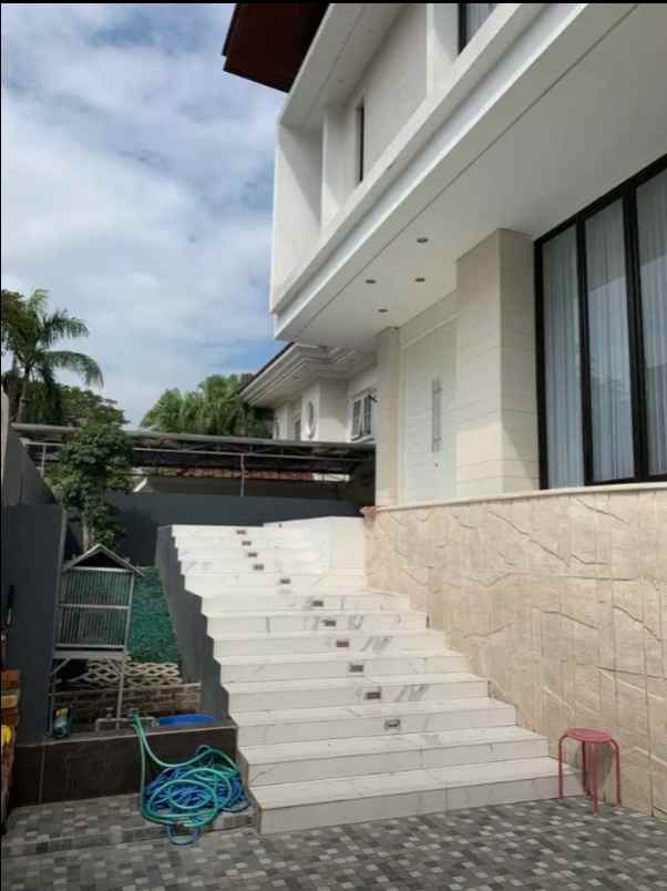 dijual rumah jalan south emerald mansion