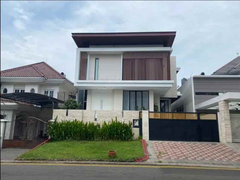 dijual rumah jalan south emerald mansion