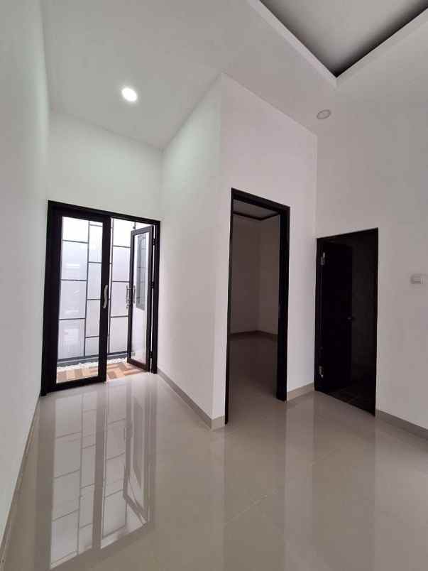 dijual rumah jl arya putra