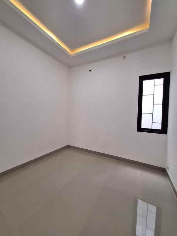 dijual rumah jl arya putra