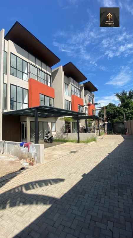 dijual rumah jl coblong sayap dago