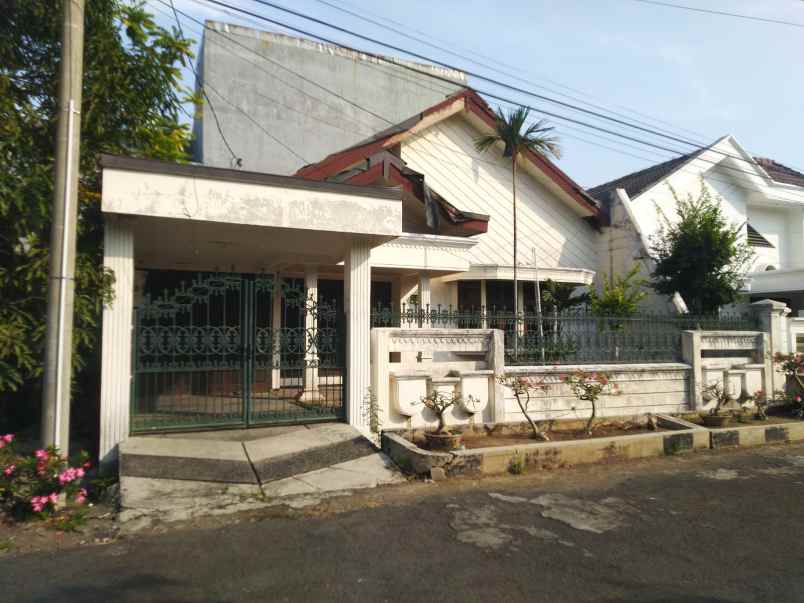 dijual rumah jl dharmahusada indah