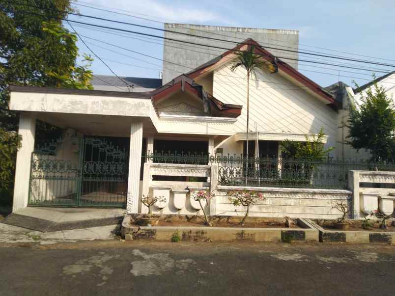 dijual rumah jl dharmahusada indah