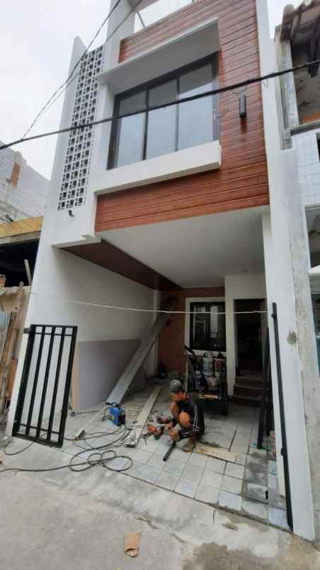 dijual rumah jl johar baru