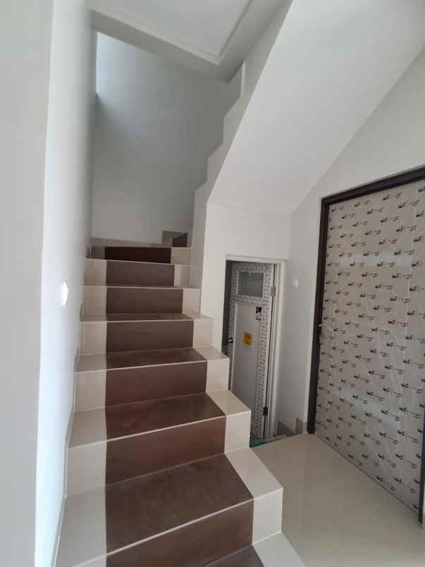 dijual rumah jl jupiter perumahan