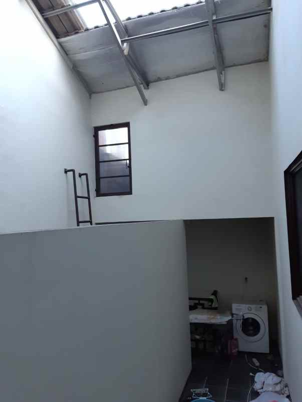 dijual rumah jl komp perum singgasana
