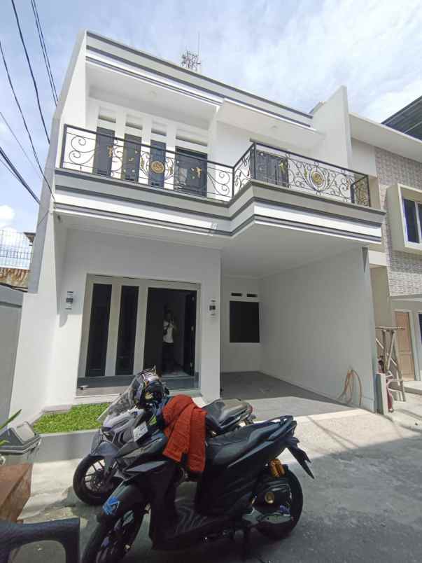 dijual rumah jl lapangan tembak cibubur