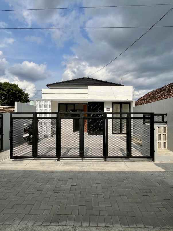 dijual rumah jl magelang km 10 tridadi