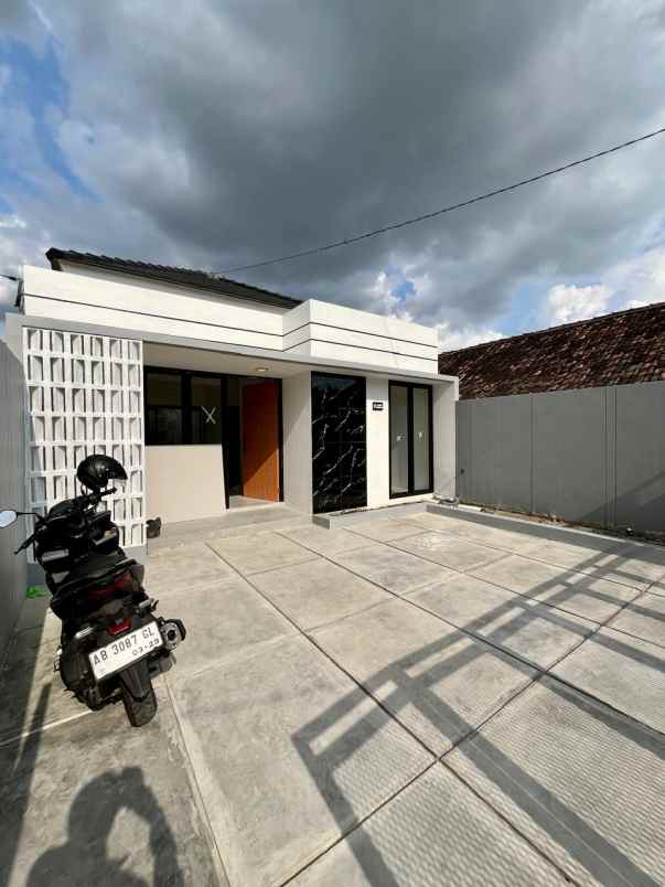 dijual rumah jl magelang km 10 tridadi