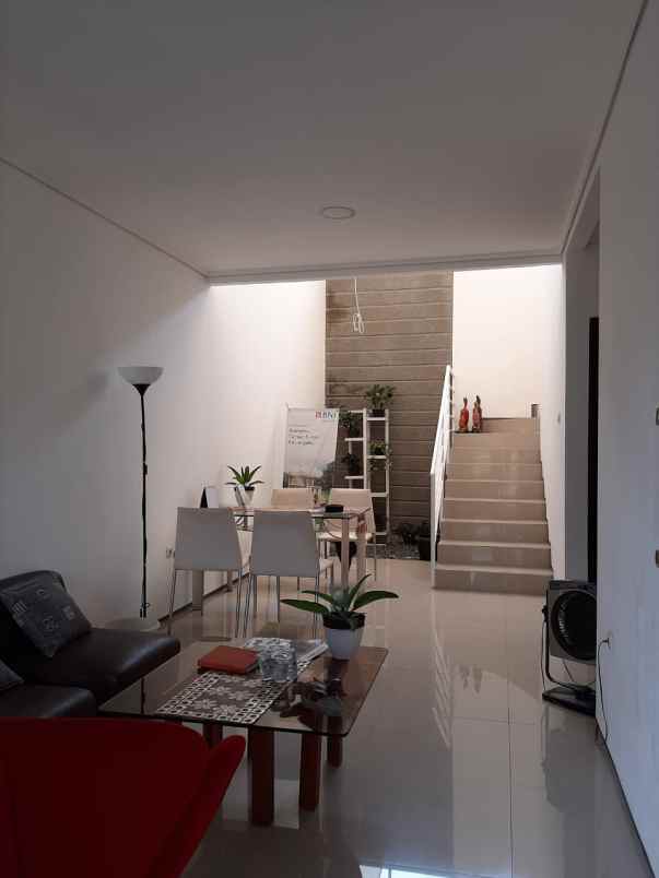 dijual rumah jl pondok jati raya