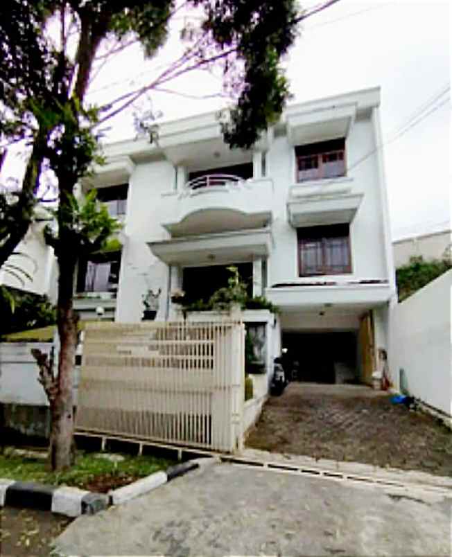 dijual rumah jl setrasari