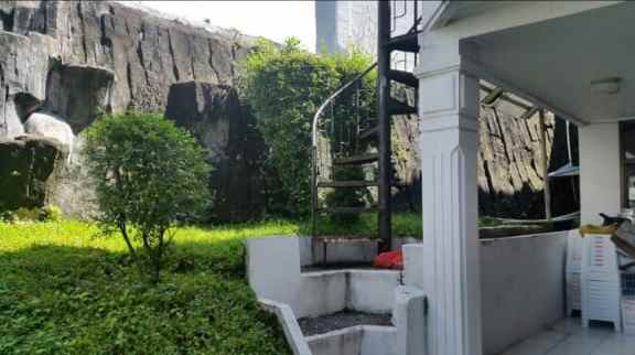 dijual rumah jl setrasari